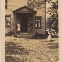 Het huis met Hermanie en haar kind vooraan