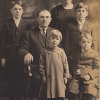 Theophiel Taghon met Romanie Buysse met vier kinderen