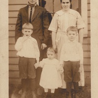 Theophiel Taghon en Romanie Buysse met hun drie kinderen