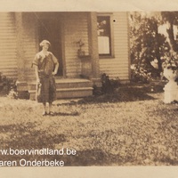 Foto van Hermanie Verbeke-Bonamie voor haar huis