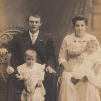 Theophiel Taghon en Romanie Buysse met hun kleine kinderen